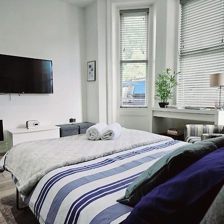 Stylish Apartment In Victorian Conversion Free Parking & Private Patio Close To Beach Town Centre & Bic Bournemouth Bagian luar foto