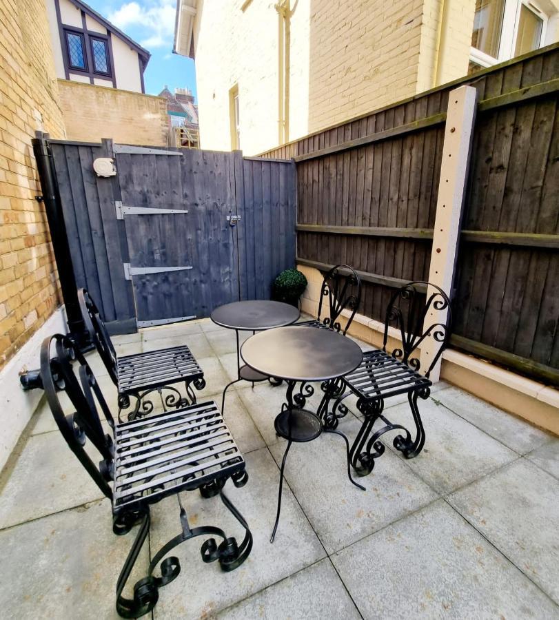 Stylish Apartment In Victorian Conversion Free Parking & Private Patio Close To Beach Town Centre & Bic Bournemouth Bagian luar foto