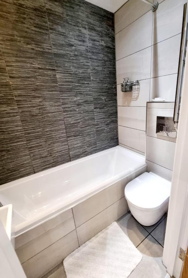 Stylish Apartment In Victorian Conversion Free Parking & Private Patio Close To Beach Town Centre & Bic Bournemouth Bagian luar foto