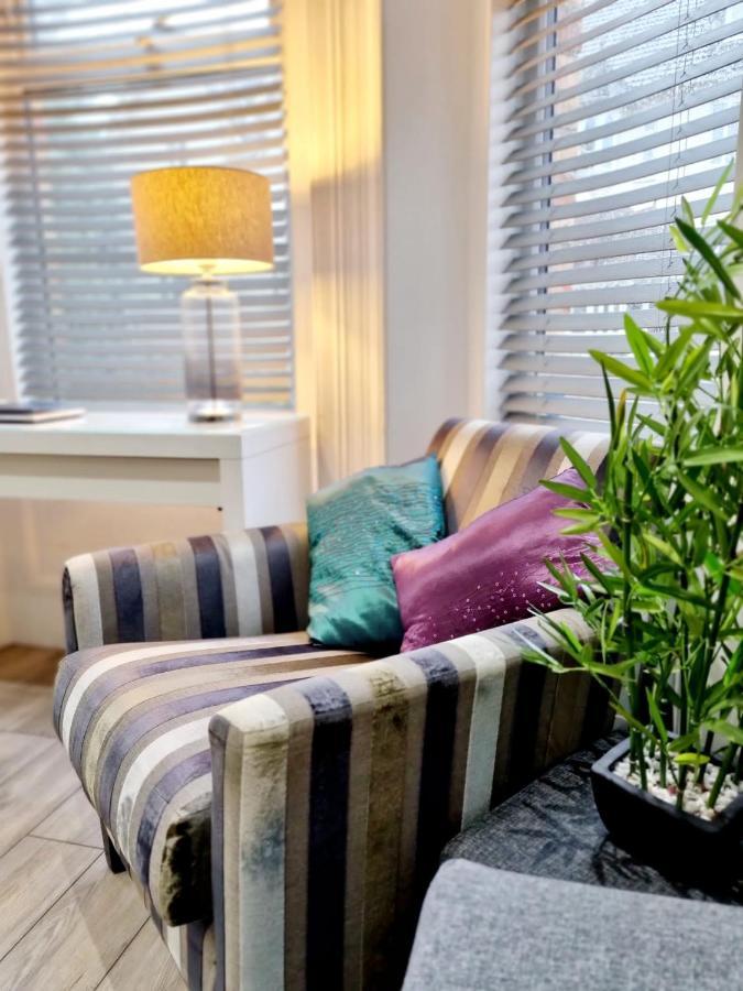 Stylish Apartment In Victorian Conversion Free Parking & Private Patio Close To Beach Town Centre & Bic Bournemouth Bagian luar foto