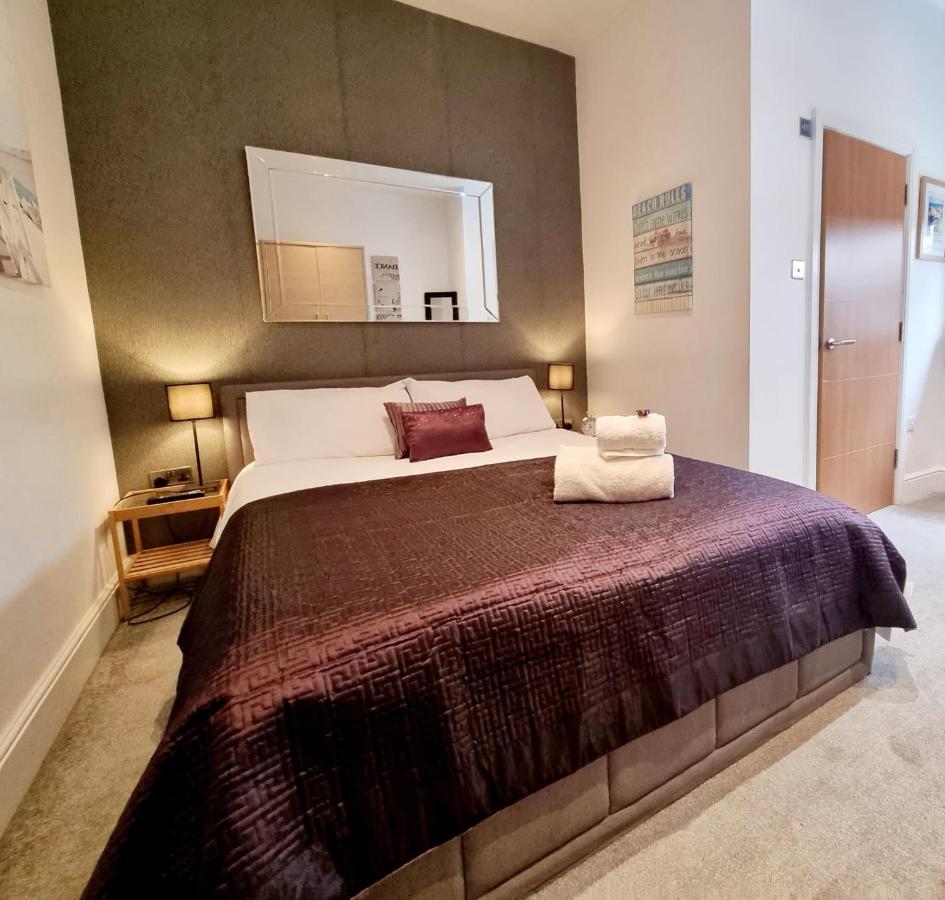 Stylish Apartment In Victorian Conversion Free Parking & Private Patio Close To Beach Town Centre & Bic Bournemouth Bagian luar foto