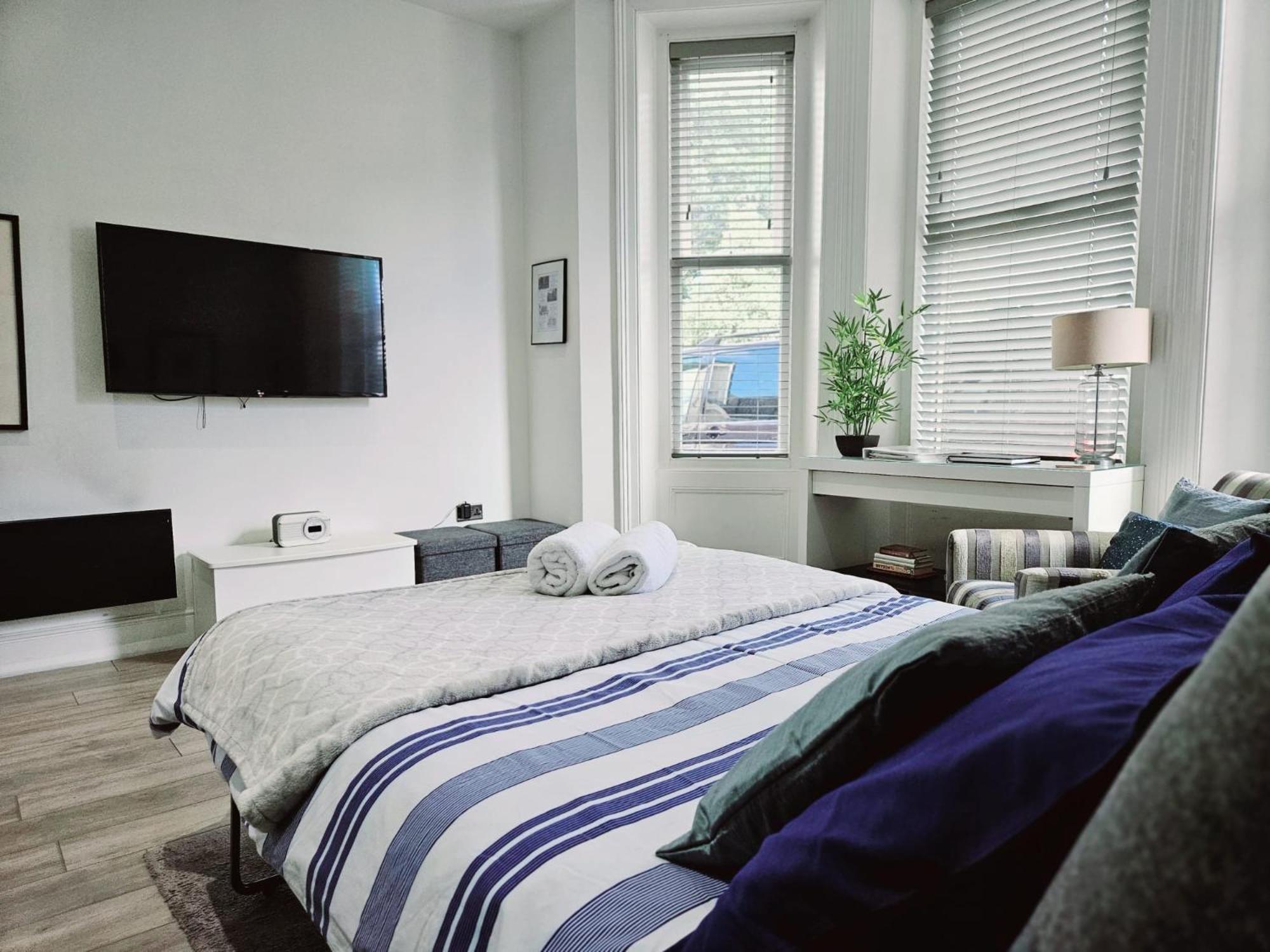 Stylish Apartment In Victorian Conversion Free Parking & Private Patio Close To Beach Town Centre & Bic Bournemouth Bagian luar foto