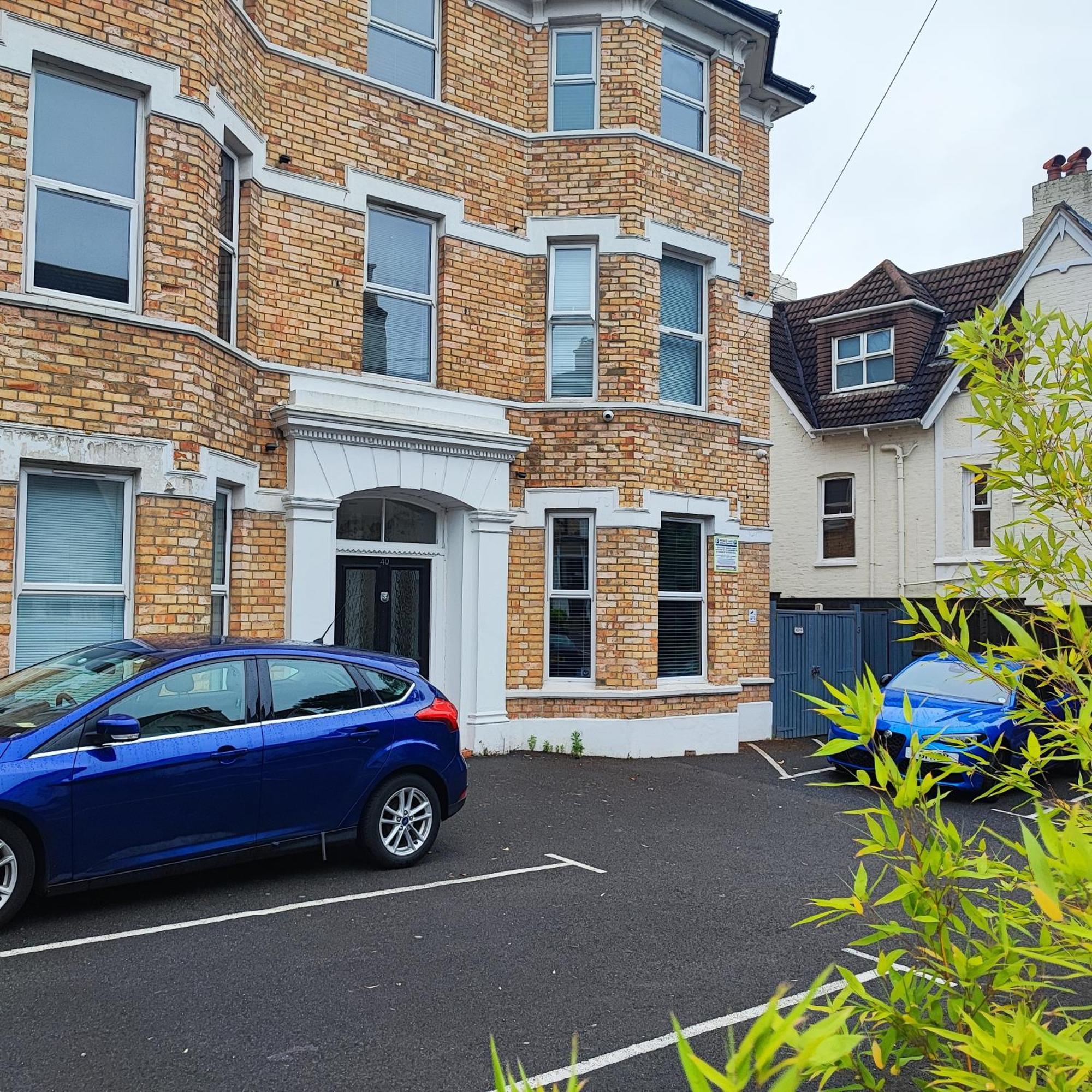 Stylish Apartment In Victorian Conversion Free Parking & Private Patio Close To Beach Town Centre & Bic Bournemouth Bagian luar foto
