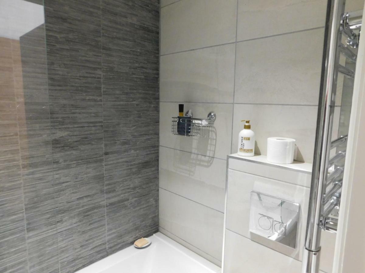 Stylish Apartment In Victorian Conversion Free Parking & Private Patio Close To Beach Town Centre & Bic Bournemouth Bagian luar foto