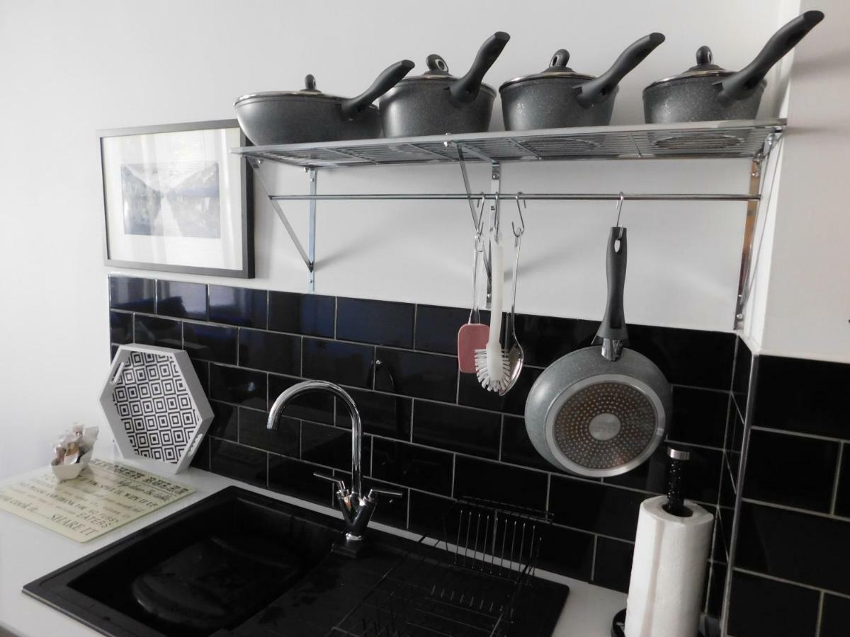 Stylish Apartment In Victorian Conversion Free Parking & Private Patio Close To Beach Town Centre & Bic Bournemouth Bagian luar foto