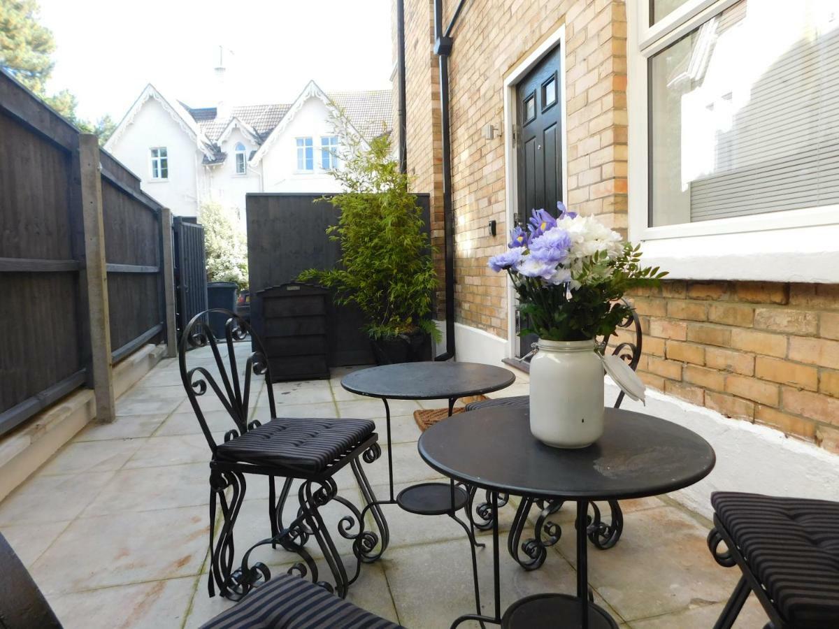 Stylish Apartment In Victorian Conversion Free Parking & Private Patio Close To Beach Town Centre & Bic Bournemouth Bagian luar foto