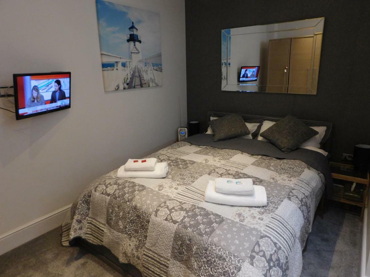 Stylish Apartment In Victorian Conversion Free Parking & Private Patio Close To Beach Town Centre & Bic Bournemouth Bagian luar foto